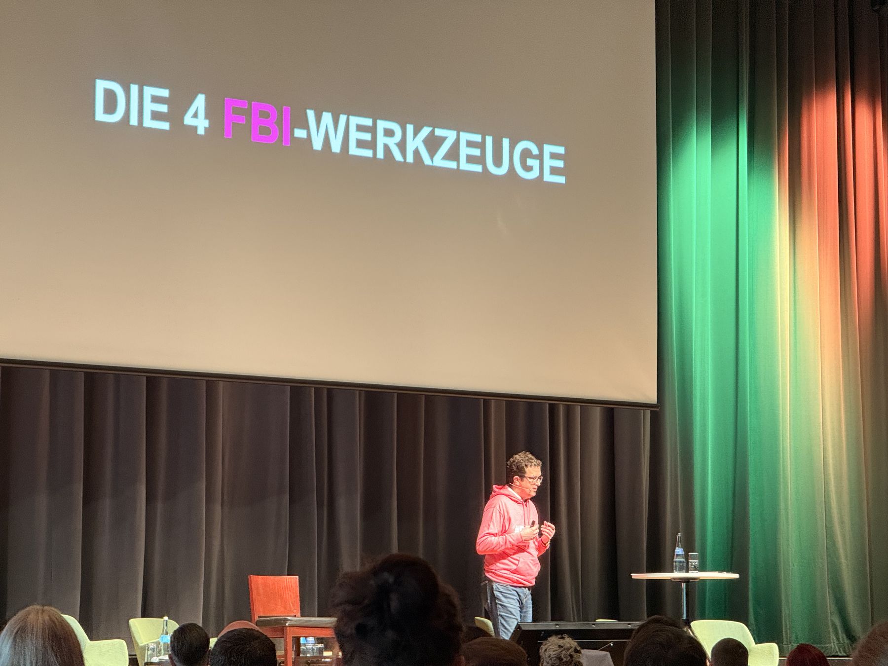 Tobias Rist erklärt auf der Bühne die vier FBI-Werkzeuge der Verhandlungsführung