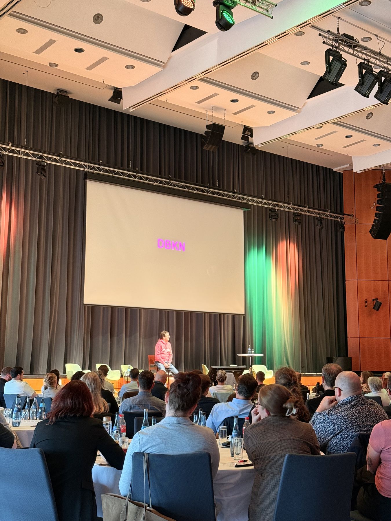 Voller Saal bei einer Keynote von Tobias Rist